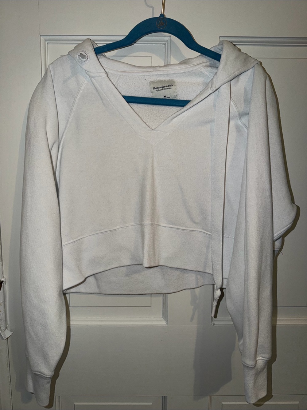 Abercrombie & Fitch White Cropped V‑Neck Hooded Sweatshirt
